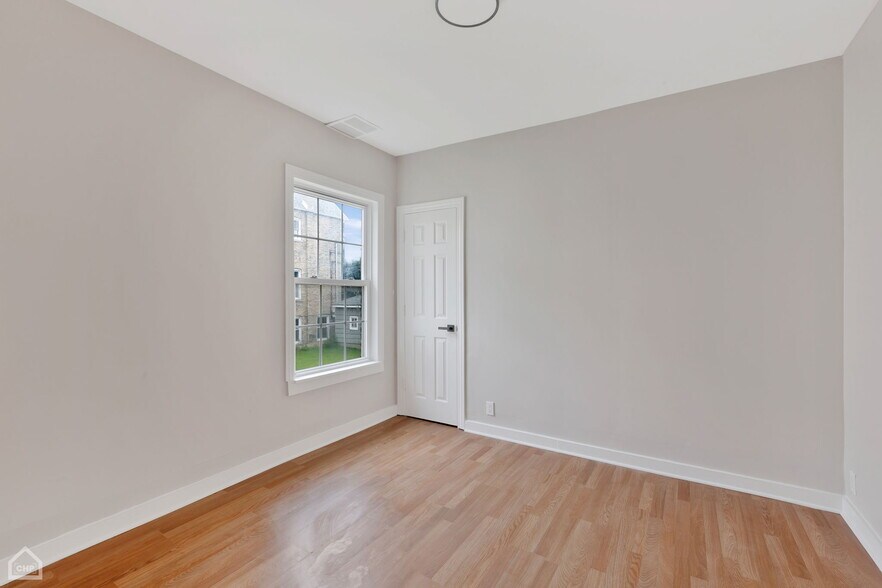 Building Photo - 3638 W Cornelia Ave