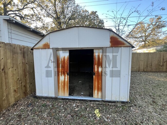 Building Photo - Spacious 2-bedroom, 1-bathroom home!