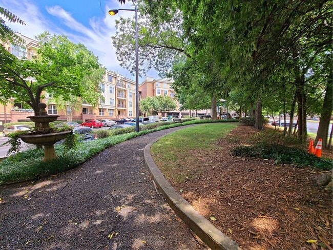 Building Photo - Hot 2 bed 2.5 bath townhome  in Uptown Charlotte!