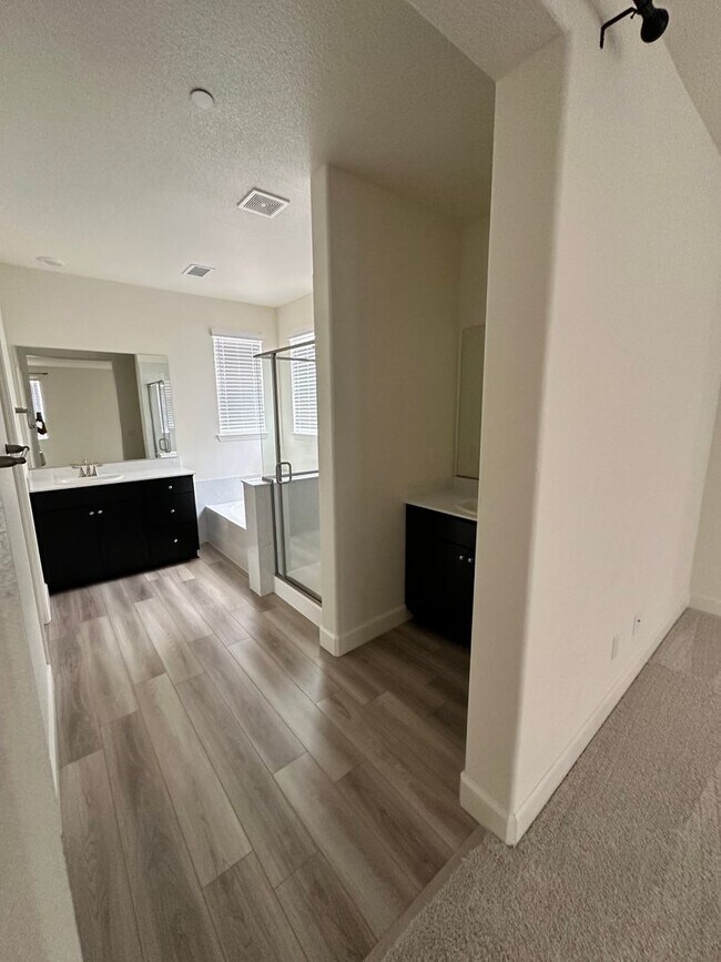Building Photo - 4 Bedroom Beautiful Home