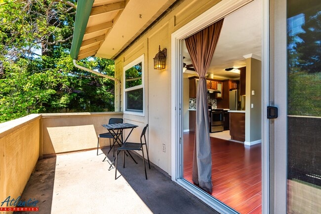 Building Photo - Lovely Condo | Remodeled Kitchen | Central Location