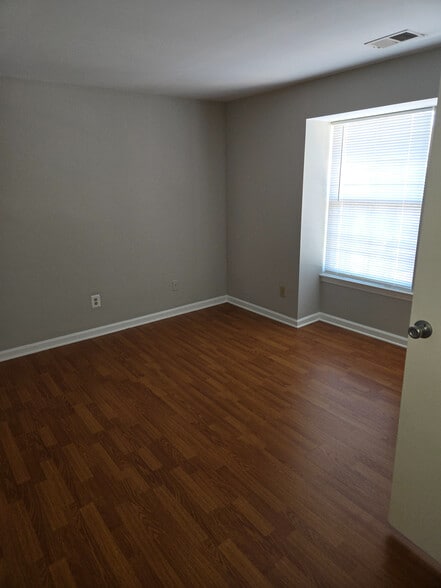 Building Photo - Room in Apartment on Arlyn Cir
