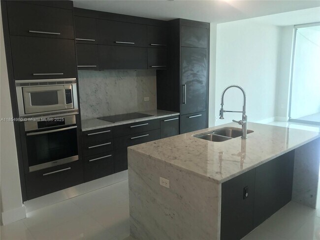 Building Photo - 900 Biscayne Blvd