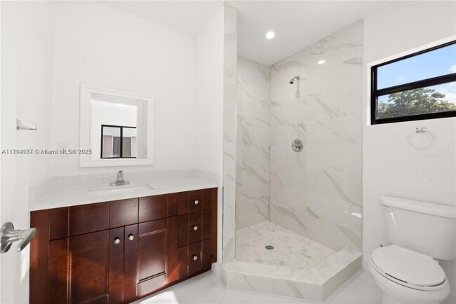 Building Photo - 3 bedroom in Miami FL 33142