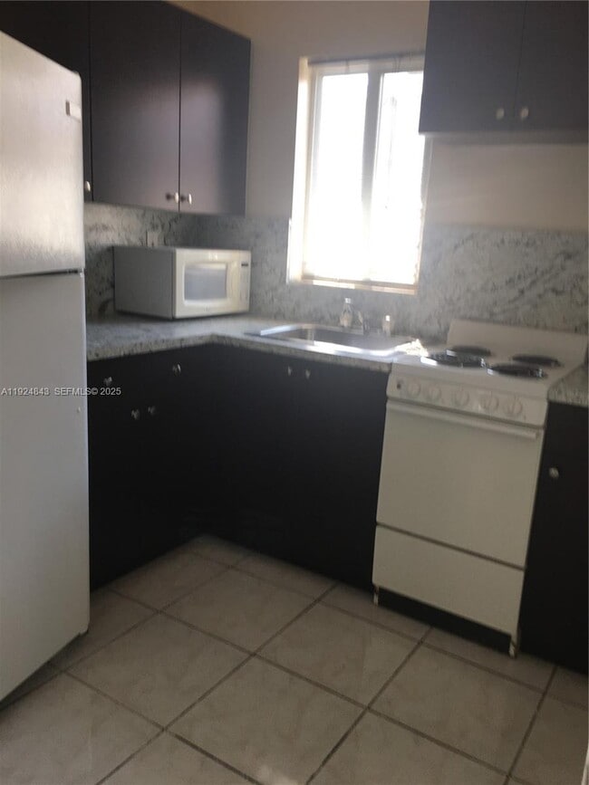 Building Photo - 960 Biarritz Dr