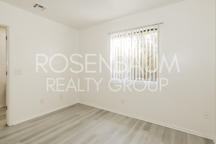 Building Photo - 354 W Delano St