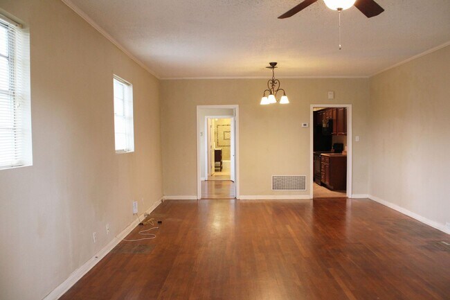 Building Photo - 3901 N New Braunfels Ave