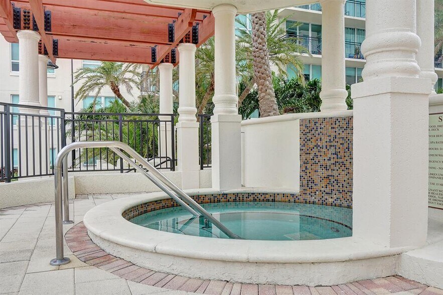 Building Photo - 610 W Las Olas Blvd