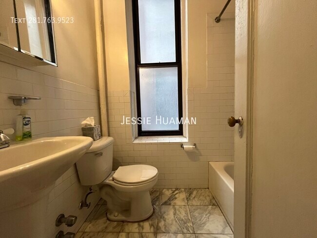 Building Photo - 106 E 81st St