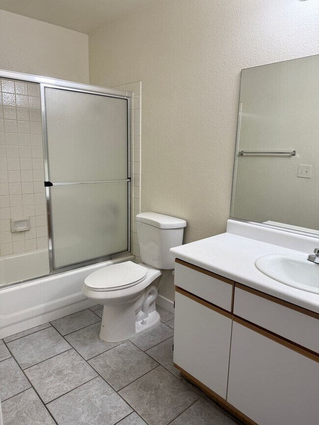 Building Photo - Nicely Redone Single Family Townhome