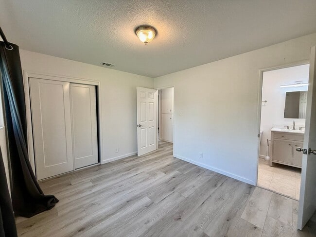 Building Photo - 1725 Albion Pl