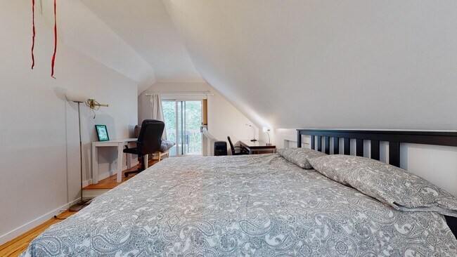 Building Photo - 6 Bedroom Apartment in Science Hill, close to downtown! (Laundry In Unit)