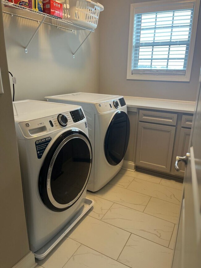 Building Photo - Gorgeous Newer Construction Home!