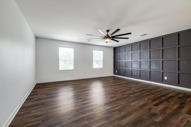 Building Photo - Spacious & Convenient