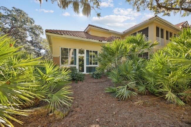 Building Photo - WALK TO THE BEACH!