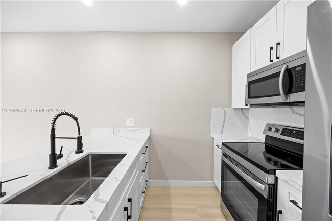 Building Photo - 630 NE 166th St