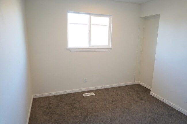 Building Photo - Layton 4-plex