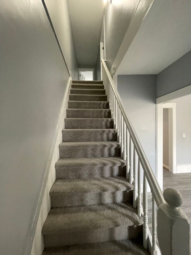 Building Photo - Second floor 4 Bedroom 1 Bathroom Two Stor...