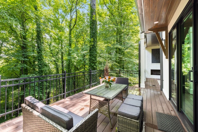 Building Photo - 306 Pinecrest Rd NE