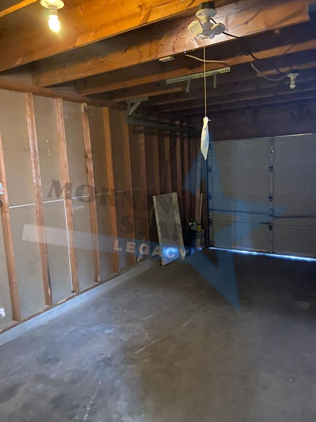 Building Photo - 2 bed, 2 bath townhome
