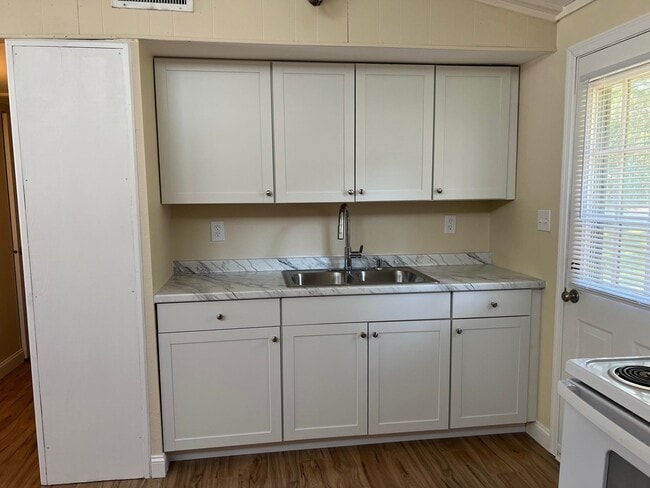 Building Photo - 1557 Coombs Dr