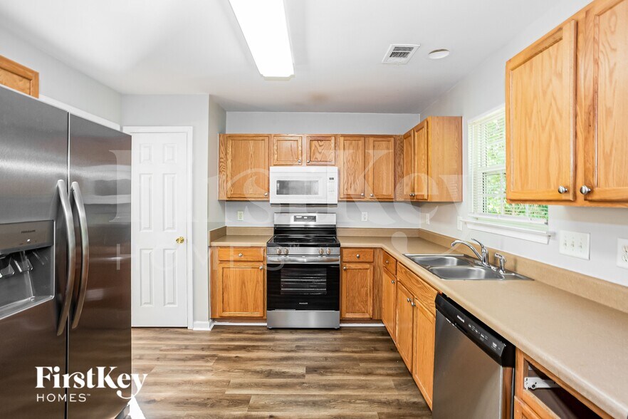Building Photo - 8605 Royal Bluff Dr