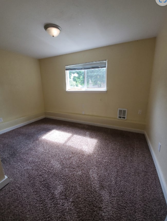 Building Photo - 6 bedroom, 2 bath home with Two Car Garage!!!!