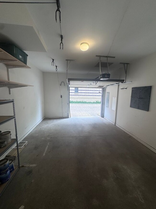 Building Photo - Modern 3BD/3BA Townhome Near North side wi...