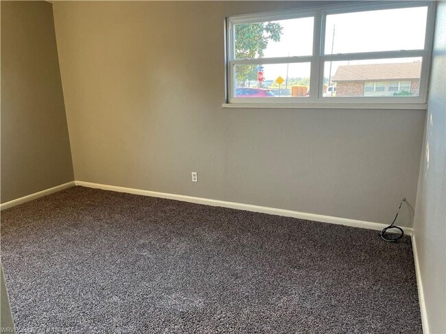 Building Photo - 3 bed, 2 bath, House.