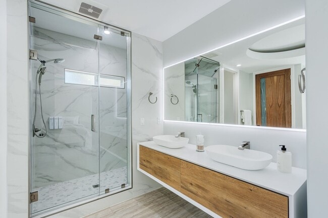 Building Photo - 10068 Russell Ave