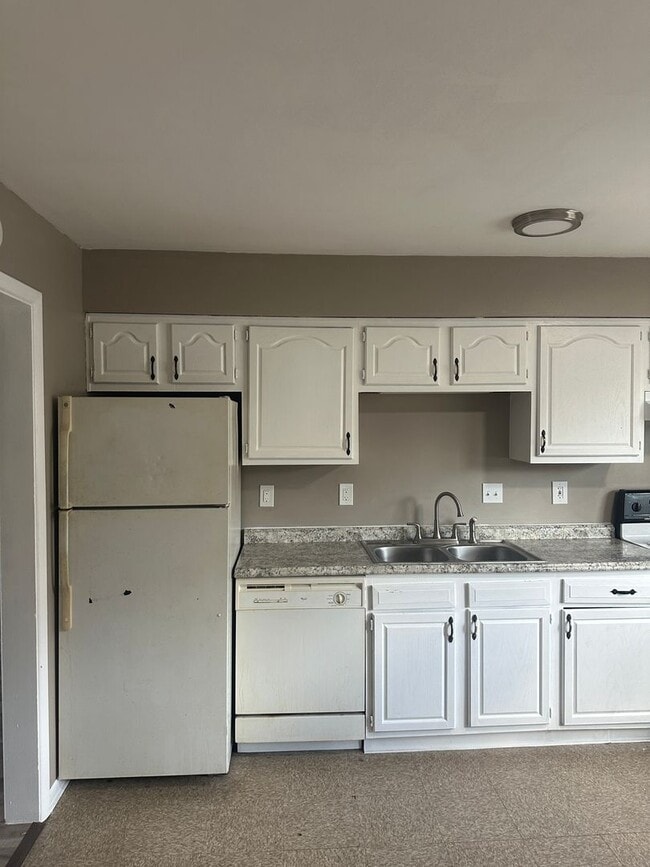 Building Photo - 5907 Staughton Dr