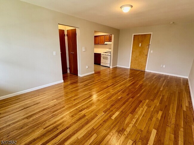Building Photo - 565 Grove St
