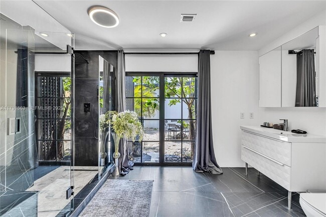 Building Photo - 560 NW 116th Terrace