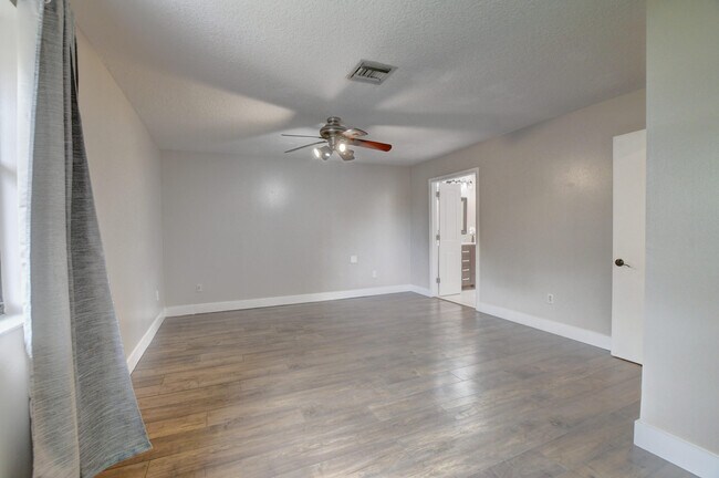 Building Photo - 6165 Belleza Ln
