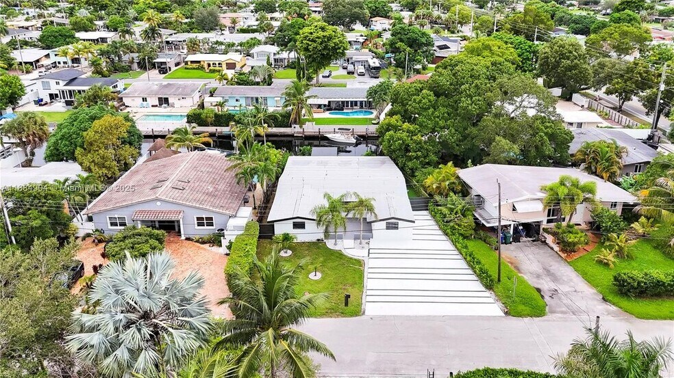 Building Photo - 2413 Gulfstream Ln