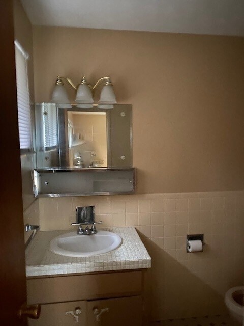 Master Bath - 4921 Chicago St