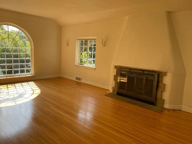 Building Photo - COMING SOON!  Beautiful 3 bedroom 2 bathro...