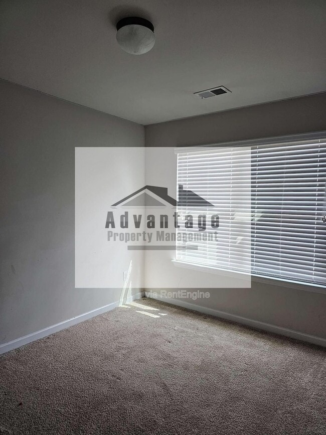 Building Photo - 250 Magnaview Dr