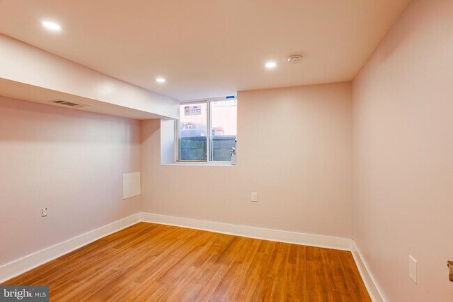 Building Photo - 1317 N Myrtlewood St