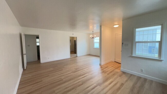 Building Photo - Charming Home in the well-established Riverside neighborhood!
