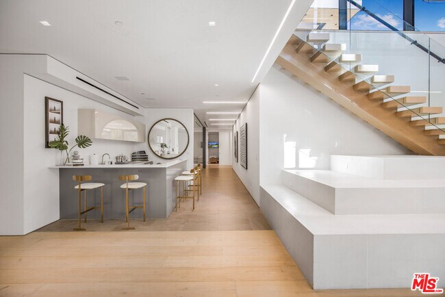 Building Photo - 9255 Swallow Dr