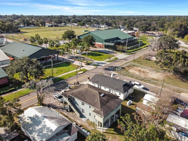 Building Photo - 1002 Avenue E