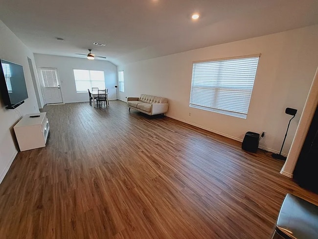 Building Photo - COMING SOON! Beautiful 4BR 3BA w/ Fenced Backyard • Private Yard• Attached Garage in Siena