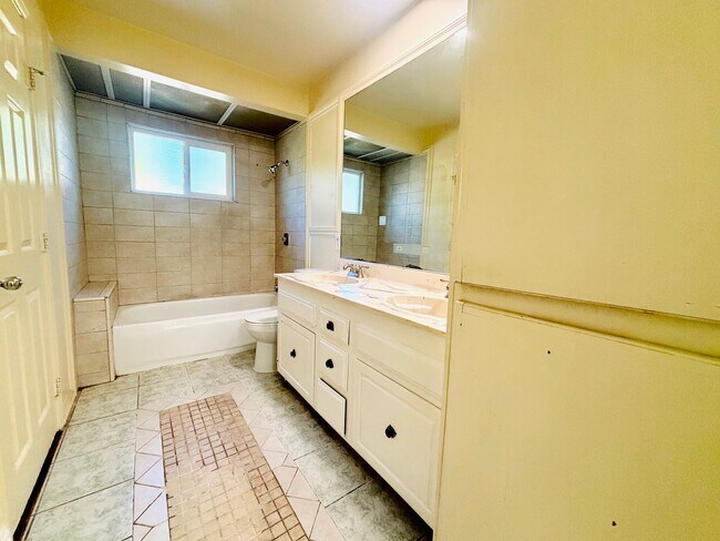 Building Photo - 3816 San Joaquin Ave