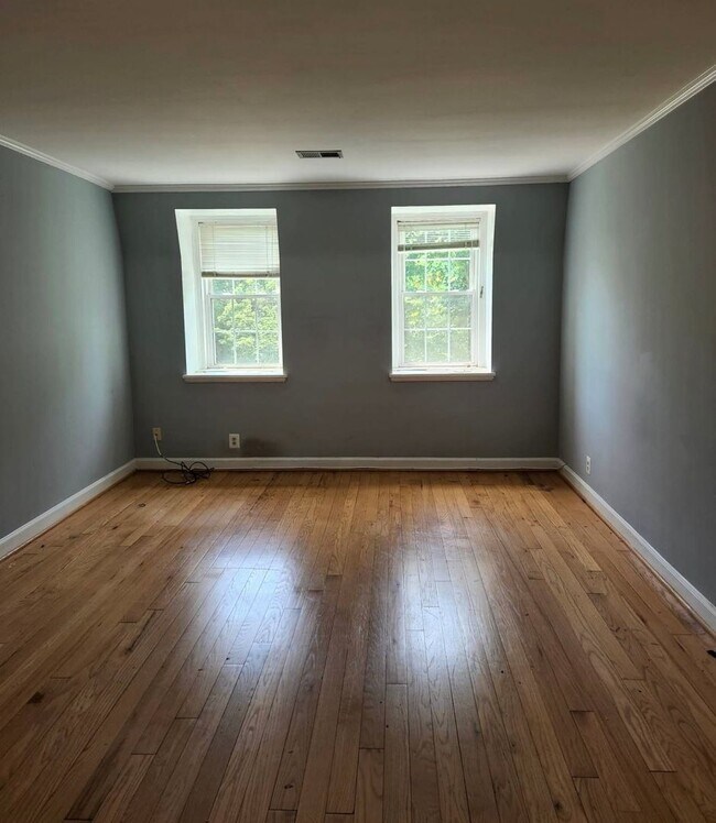 Building Photo - "Coming Soon "Top Floor 1/1 with Updated K...