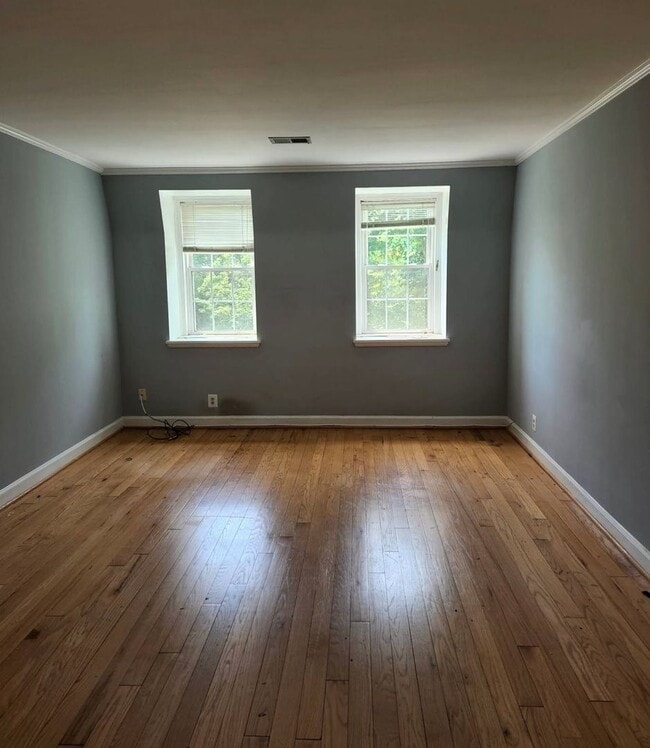 Building Photo - Top Floor 1/1 with Updated Kitchen & HDWD ...