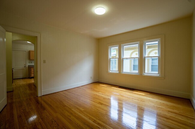 Building Photo - Newly Renovated First Floor Flat-Bright, S...