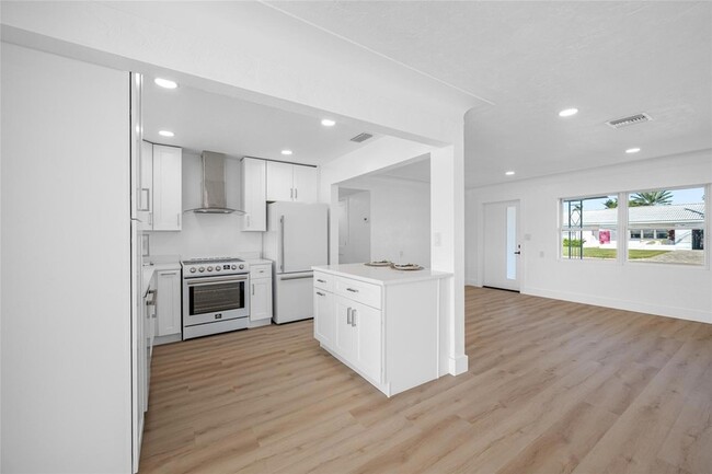 Building Photo - 7930 Causeway Blvd S