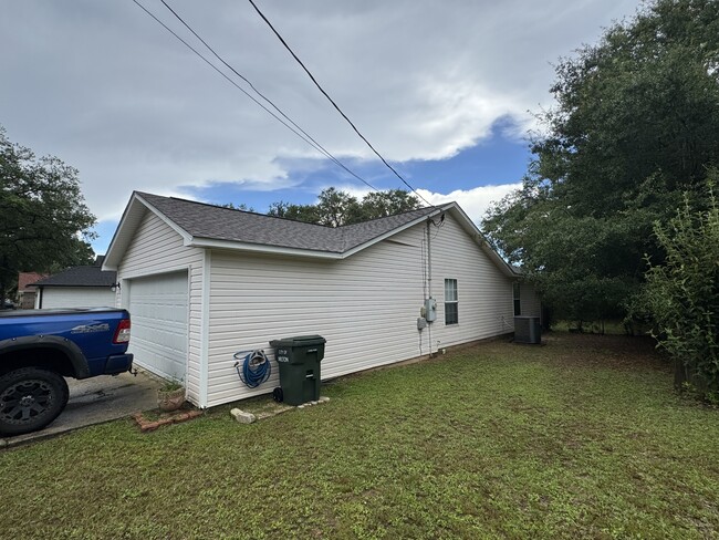 Building Photo - 5980 Savannah Dr