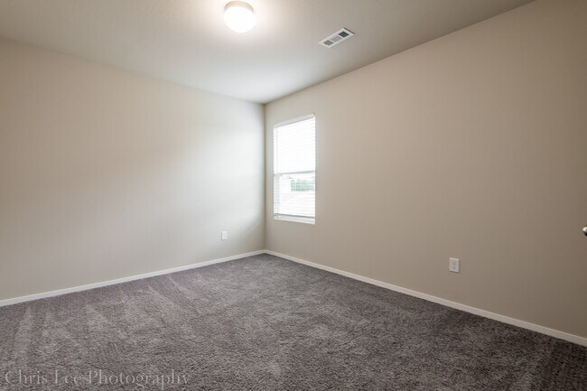 Building Photo - 4BR Home w/Fenced Yard